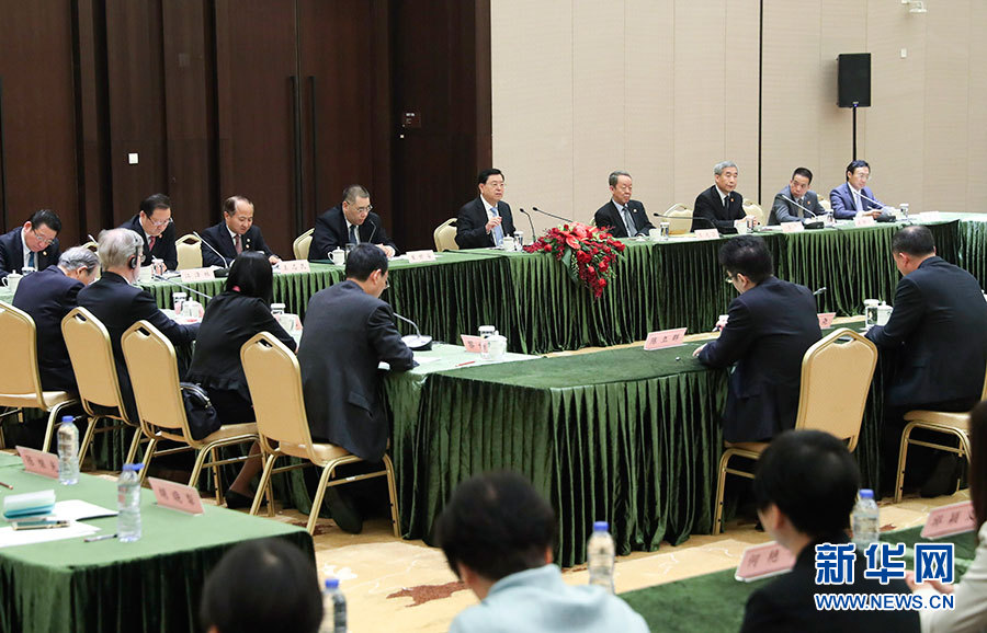 5月8日至10日，中共中央政治局常委、全國人大常委會(huì)委員長張德江視察澳門特別行政區(qū)。這是5月10日，張德江與教育工作者和學(xué)生代表座談。新華社記者 龐興雷 攝