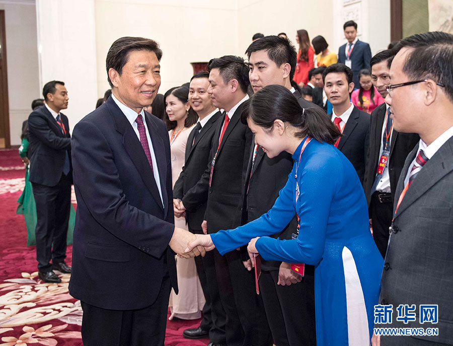 5月22日，中共中央政治局委員、國(guó)家副主席李源潮在北京會(huì)見(jiàn)越南胡志明共青團(tuán)中央書記處第一書記黎國(guó)鋒率領(lǐng)的越南青年代表團(tuán)。 新華社記者李濤 攝