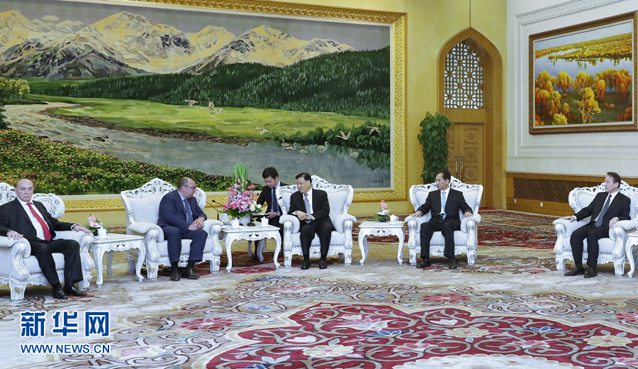 6月7日，中共中央政治局常委、中央書(shū)記處書(shū)記劉云山在北京會(huì)見(jiàn)金磚國(guó)家媒體高端論壇的媒體代表。新華社記者 鞠鵬 攝