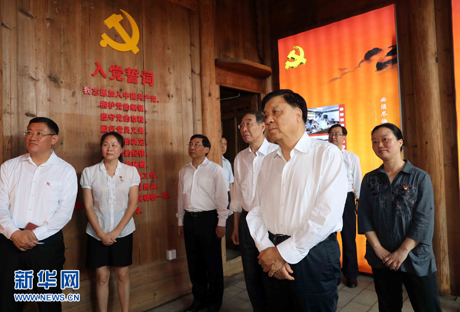 6月8日至10日，中共中央政治局常委、中央書記處書記劉云山在福建調(diào)研。這是6月9日，劉云山專程來到政和縣石圳村，深入了解廖俊波的事跡。新華社記者 劉衛(wèi)兵 攝