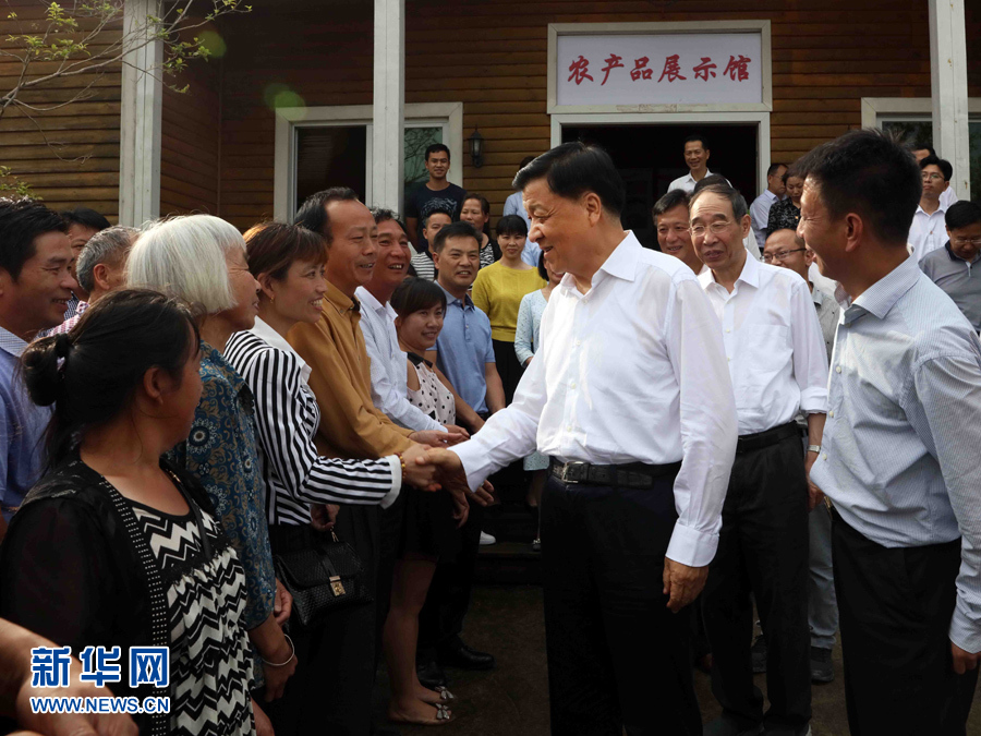 6月8日至10日，中共中央政治局常委、中央書記處書記劉云山在福建調(diào)研。這是6月9日，劉云山在周寧縣上洋村與村民親切交談。新華社記者 劉衛(wèi)兵 攝