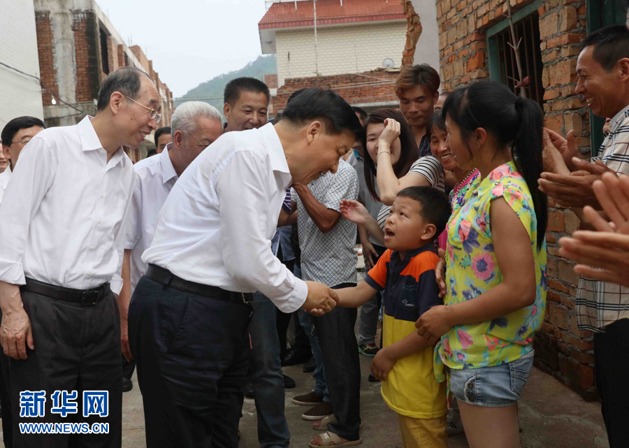 6月8日至10日，中共中央政治局常委、中央書記處書記劉云山在福建調(diào)研。這是6月9日，劉云山在福安市溪邳村走訪群眾家庭。新華社記者 劉衛(wèi)兵 攝