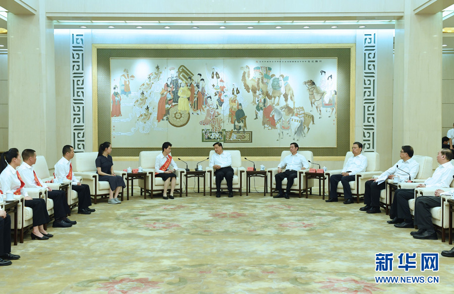 6月21日，廖俊波同志先進(jìn)事跡報告會在北京人民大會堂舉行。報告會前，中共中央政治局常委、中央書記處書記劉云山會見報告團(tuán)成員，代表習(xí)近平總書記，代表黨中央，向廖俊波同志家屬表示親切慰問，并頒發(fā)黨中央追授廖俊波同志“全國優(yōu)秀共產(chǎn)黨員”證書、獎?wù)?。新華社記者 饒愛民 攝