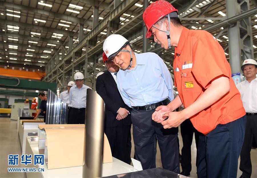 6月22日至24日，中共中央政治局常委、中央書記處書記劉云山在遼寧調研。這是6月22日，劉云山在營口市忠旺鋁業(yè)公司調研。 新華社記者張鐸 攝