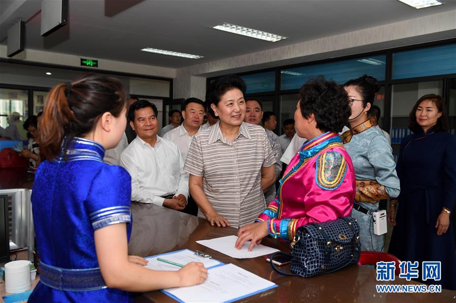 6月25日，全國民族團(tuán)結(jié)進(jìn)步創(chuàng)建經(jīng)驗交流現(xiàn)場會在內(nèi)蒙古興安盟召開，中共中央政治局委員、國務(wù)院副總理劉延?xùn)|出席會議并講話。在內(nèi)蒙古期間，劉延?xùn)|考察內(nèi)蒙古人民代表會議舊址即“五一會址”，深入社區(qū)看望各族干部群眾。這是劉延?xùn)|在興安盟科右前旗興科社區(qū)與群眾交談。新華社記者 陳曄華 攝