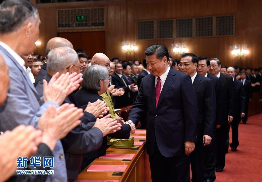 7月28日，慶祝中國人民解放軍建軍90周年文藝晚會《在黨的旗幟下》在北京人民大會堂舉行。中共中央總書記、國家主席、中央軍委主席習(xí)近平和李克強(qiáng)、張德江、俞正聲、劉云山、王岐山、張高麗等黨和國家領(lǐng)導(dǎo)人，與首都3000多名各界群眾一起觀看演出。演出開始前，習(xí)近平等與老戰(zhàn)士、老同志代表和&ldquo;八一勛章&rdquo;獲得者親切握手。新華社記者 李學(xué)仁 攝