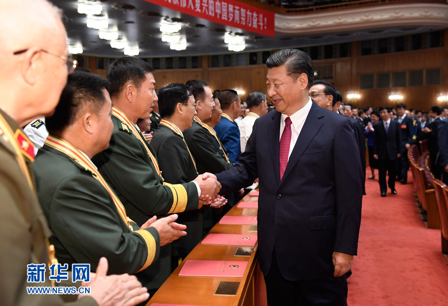 7月28日，慶祝中國人民解放軍建軍90周年文藝晚會《在黨的旗幟下》在北京人民大會堂舉行。中共中央總書記、國家主席、中央軍委主席習(xí)近平和李克強(qiáng)、張德江、俞正聲、劉云山、王岐山、張高麗等黨和國家領(lǐng)導(dǎo)人，與首都3000多名各界群眾一起觀看演出。演出開始前，習(xí)近平等與老戰(zhàn)士、老同志代表和&ldquo;八一勛章&rdquo;獲得者親切握手。新華社記者 李學(xué)仁 攝