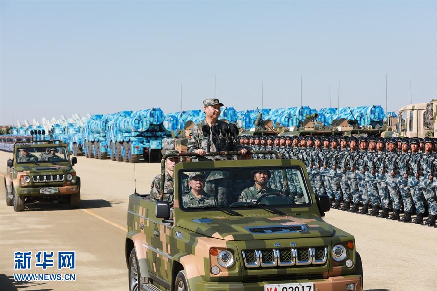 7月30日上午，慶祝中國人民解放軍建軍90周年閱兵在朱日和聯(lián)合訓練基地隆重舉行。中共中央總書記、國家主席、中央軍委主席習近平檢閱部隊并發(fā)表重要講話。這是習近平乘車檢閱部隊。新華社記者 李剛 攝