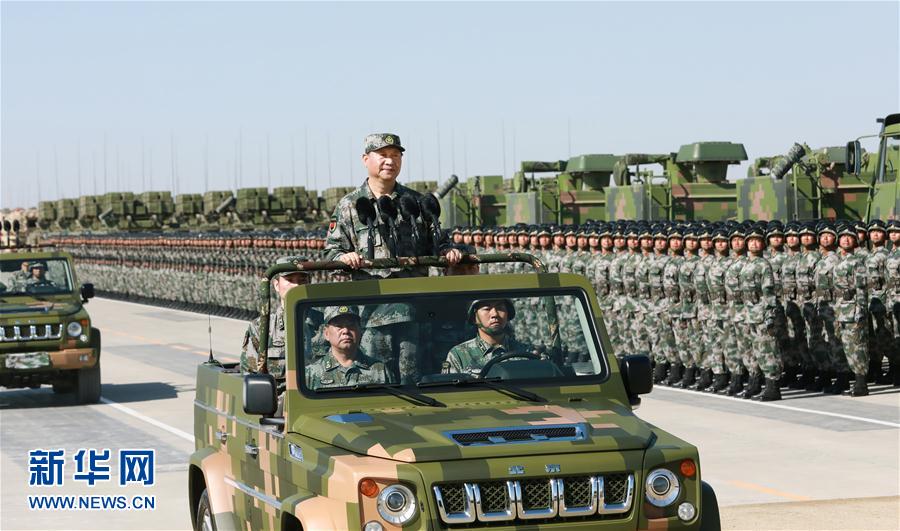 7月30日上午，慶祝中國人民解放軍建軍90周年閱兵在朱日和聯(lián)合訓練基地隆重舉行。中共中央總書記、國家主席、中央軍委主席習近平檢閱部隊并發(fā)表重要講話。這是習近平乘車檢閱部隊。新華社記者 李剛 攝