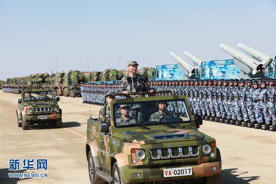 7月30日上午，慶祝中國人民解放軍建軍90周年閱兵在朱日和聯(lián)合訓練基地隆重舉行。中共中央總書記、國家主席、中央軍委主席習近平檢閱部隊并發(fā)表重要講話。這是習近平乘車檢閱部隊。新華社記者 李剛 攝