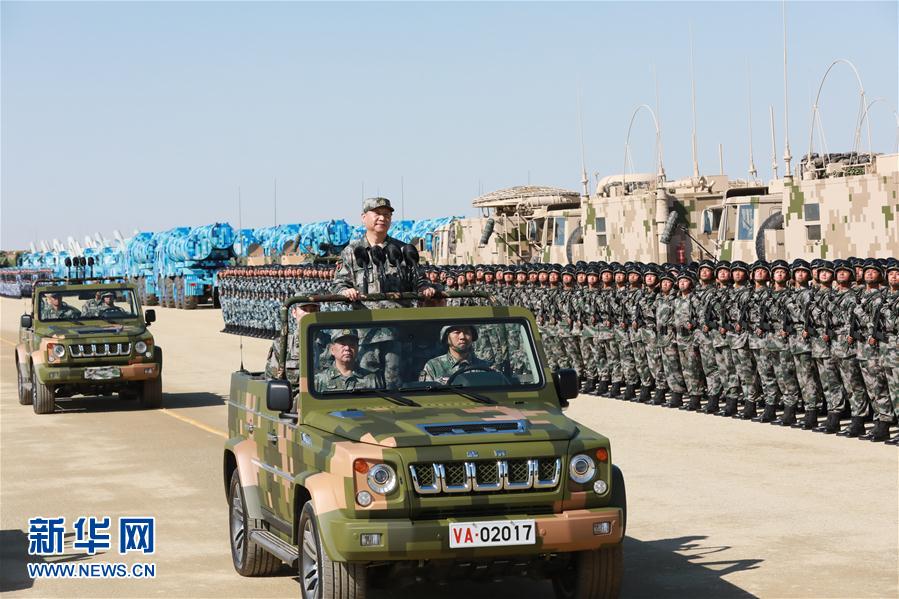 7月30日上午，慶祝中國人民解放軍建軍90周年閱兵在朱日和聯(lián)合訓練基地隆重舉行。中共中央總書記、國家主席、中央軍委主席習近平檢閱部隊并發(fā)表重要講話。這是習近平乘車檢閱部隊。新華社記者 李剛 攝