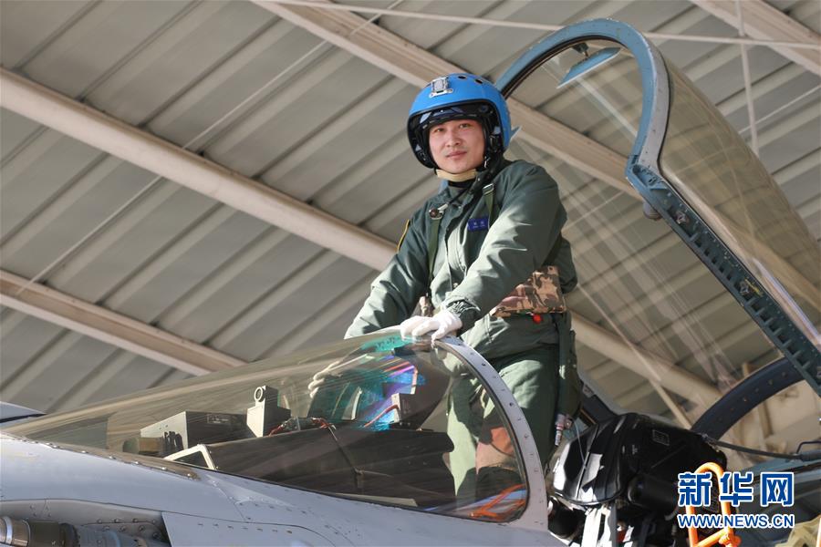 （建軍90周年·英雄·圖文互動）（1）聽，渤海灣有風吹過來——追記海軍某艦載航空兵部隊一級飛行員張超