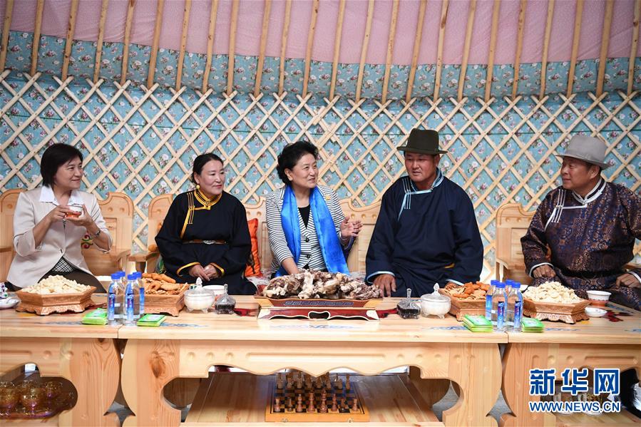 8月10日，中共中央政治局委員、國務(wù)院副總理、中央代表團副團長劉延東率中央代表團二分團來到呼倫貝爾，把以習近平同志為核心的黨中央的親切關(guān)懷和全國人民的美好祝福帶給當?shù)馗髯甯刹咳罕?。這是劉延東在呼倫貝爾市陳巴爾虎旗與當?shù)啬撩裼H切交談。新華社記者 連振 攝