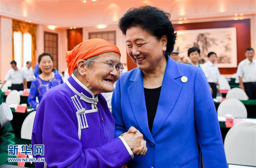 8月11日，中共中央政治局委員、國務(wù)院副總理、中央代表團副團長劉延?xùn)|率中央代表團二分團，看望慰問烏蘭察布各族干部群眾，轉(zhuǎn)達以習(xí)近平同志為核心的黨中央的親切關(guān)懷和全國人民的美好祝愿。這是劉延?xùn)|在出席烏蘭察布市慶祝內(nèi)蒙古自治區(qū)成立70周年座談會后，與“草原母親”都貴瑪親切交談。新華社記者 連振 攝