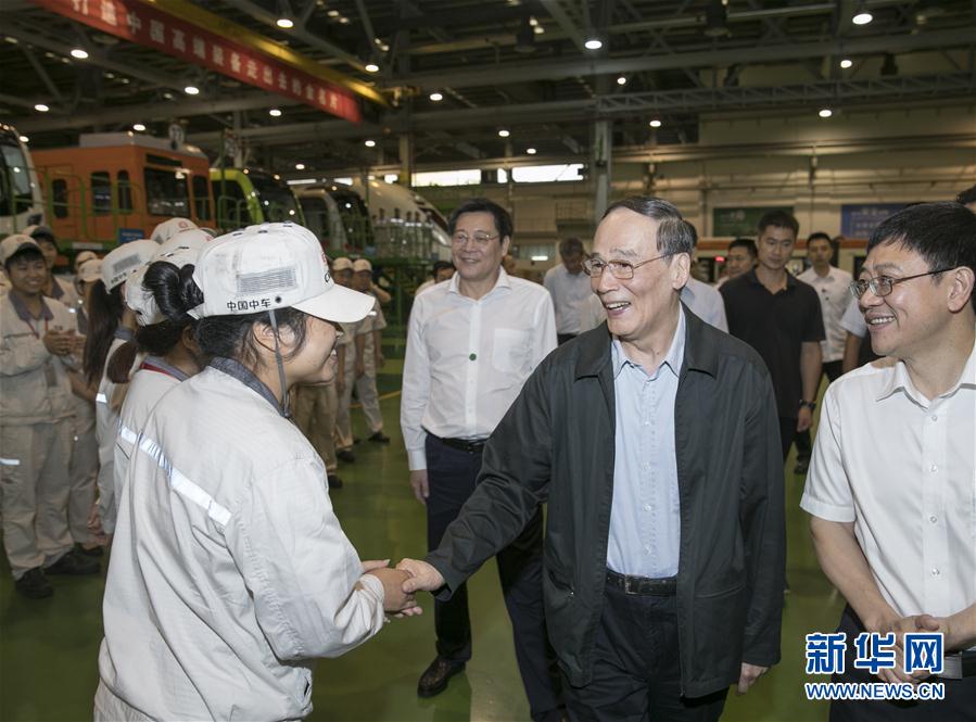 9月3日至5日，中共中央政治局常委、中央紀(jì)委書記、中央巡視工作領(lǐng)導(dǎo)小組組長(zhǎng)王岐山在湖南省調(diào)研并主持召開巡察工作座談會(huì)。這是9月4日，王岐山到中國(guó)中車株洲電力機(jī)車有限公司考察。新華社記者 王曄 攝
