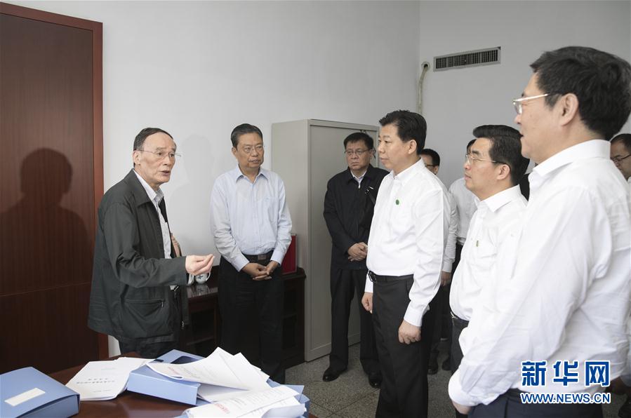 9月3日至5日，中共中央政治局常委、中央紀(jì)委書記、中央巡視工作領(lǐng)導(dǎo)小組組長(zhǎng)王岐山在湖南省調(diào)研并主持召開巡察工作座談會(huì)。這是9月4日，王岐山來(lái)到株洲市委巡察辦看望巡察干部。新華社記者 王曄 攝
