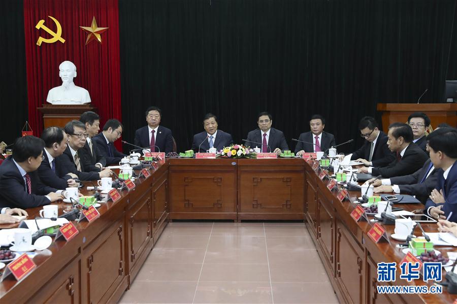 應(yīng)越南共產(chǎn)黨邀請，中共中央政治局常委、中央書記處書記劉云山9月18日至19日對越南進行正式訪問。這是9月19日，劉云山在越共中央政治局委員范明政陪同下考察胡志明國家政治學院，并與曾赴華考察交流的越方學員代表進行座談。 新華社記者龐興雷 攝