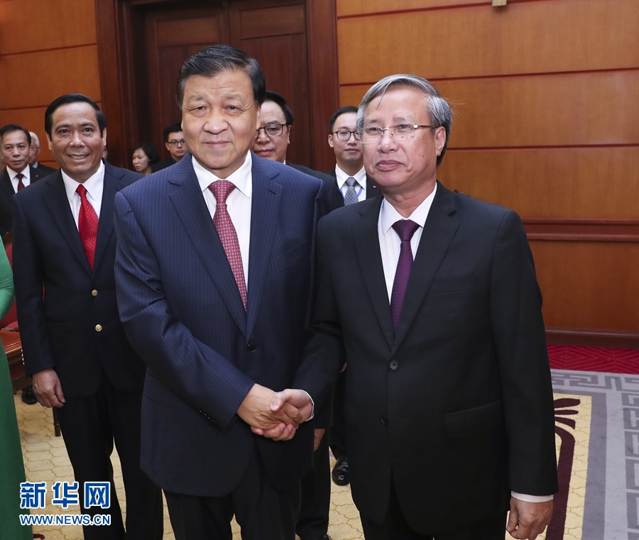 應(yīng)越南共產(chǎn)黨邀請，中共中央政治局常委、中央書記處書記劉云山9月18日至19日對越南進行正式訪問。這是9月18日，劉云山在河內(nèi)與越共中央政治局委員陳國旺舉行會談。 新華社記者 龐興雷 攝