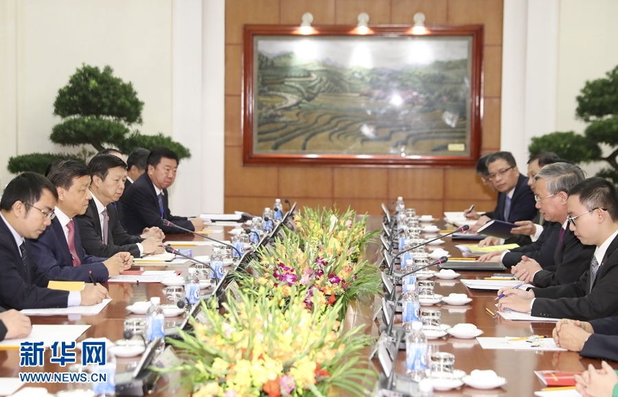 應(yīng)越南共產(chǎn)黨邀請，中共中央政治局常委、中央書記處書記劉云山9月18日至19日對越南進行正式訪問。這是9月18日，劉云山在河內(nèi)與越共中央政治局委員陳國旺舉行會談。 新華社記者 丁林 攝