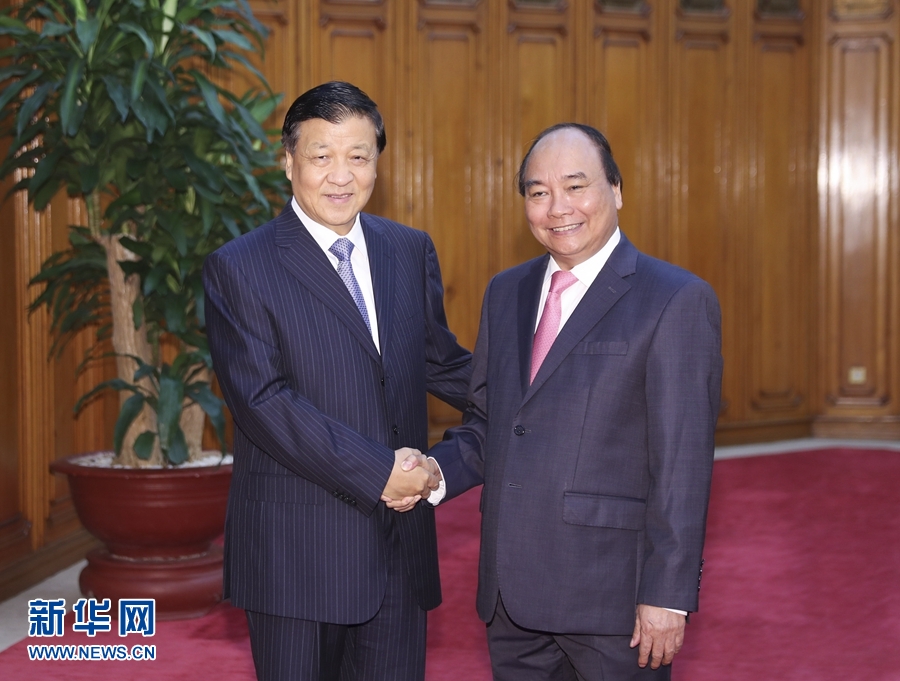 應(yīng)越南共產(chǎn)黨邀請，中共中央政治局常委、中央書記處書記劉云山9月18日至19日對越南進行正式訪問。這是9月19日，劉云山在河內(nèi)會見越南總理阮春福。 新華社記者 丁林 攝