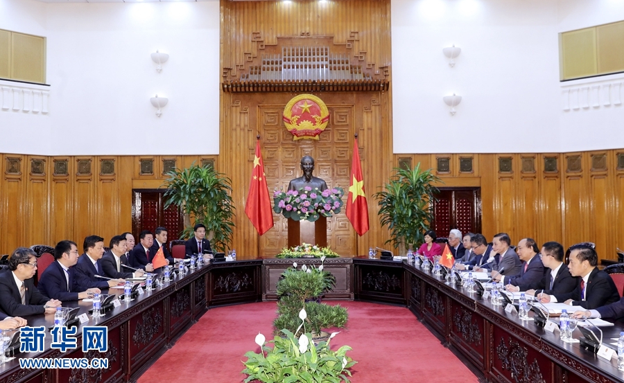 應(yīng)越南共產(chǎn)黨邀請，中共中央政治局常委、中央書記處書記劉云山9月18日至19日對越南進行正式訪問。這是9月19日，劉云山在河內(nèi)會見越南總理阮春福。 新華社記者 丁林 攝