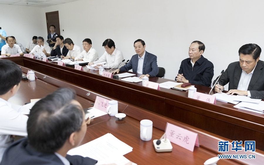 9月22日，中共中央政治局委員、中央書記處書記、中宣部部長劉奇葆在北京調(diào)研京劇像音像工程情況。這是劉奇葆與有關(guān)方面負(fù)責(zé)同志座談交流。新華社記者 丁海濤 攝