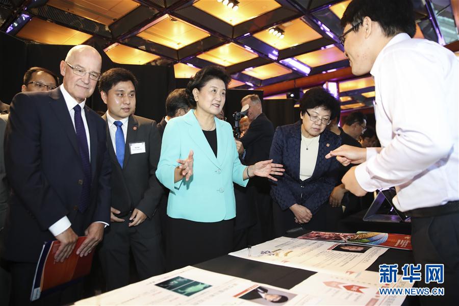 9月25日，在美國紐約，國務(wù)院副總理劉延?xùn)|（中）在紐約大學(xué)校長漢密爾頓（前左一）的陪同下參觀中美兩國青年創(chuàng)客產(chǎn)品展示。國務(wù)院副總理劉延?xùn)|25日在美國紐約大學(xué)出席中美創(chuàng)客峰會(huì)暨中美青年創(chuàng)客中心啟動(dòng)儀式并講話。新華社記者 王迎 攝