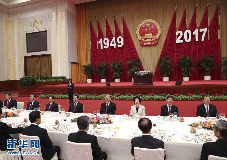 9月28日，全國政協(xié)辦公廳、中共中央統(tǒng)戰(zhàn)部、國務(wù)院僑辦、國務(wù)院港澳辦、國務(wù)院臺辦在北京人民大會(huì)堂聯(lián)合舉行國慶招待會(huì)。中共中央政治局常委、全國政協(xié)主席俞正聲與2800多名港澳臺僑各界代表歡聚一堂，慶祝中華人民共和國成立68周年。這是俞正聲在招待會(huì)上致辭。新華社記者 龐興雷 攝