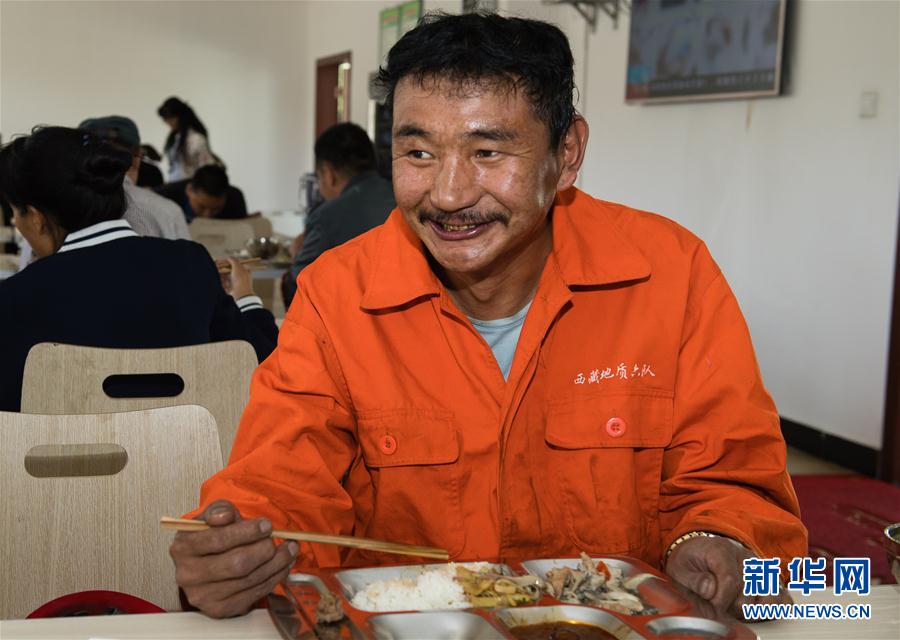 (十九大代表風(fēng)采·圖文互動)(1)鉆探高級技工向巴扎西:我為祖國探礦藏