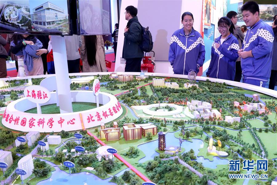 （十九大時光·圖文互動）（4）向著夢想，奮進！——來自“砥礪奮進的五年”大型成就展現(xiàn)場的報道 