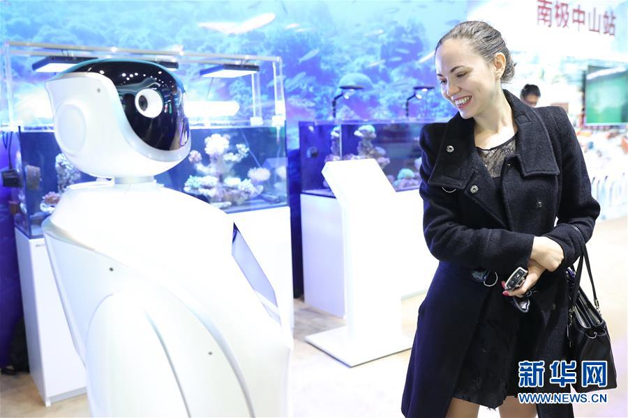 （圖文互動）（1）“中共十八大以來非常有成就的五年”——外國嘉賓參觀“砥礪奮進(jìn)的五年”大型成就展