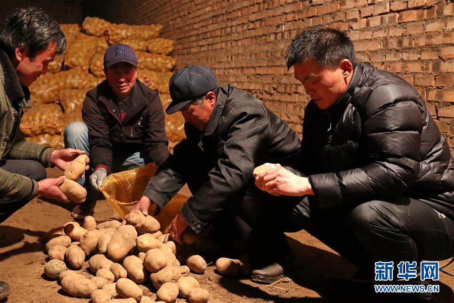 (十九大代表風(fēng)采·圖文互動(dòng))(1)“第一書記”房瑞標(biāo):呂梁鄉(xiāng)親“最親近的人”