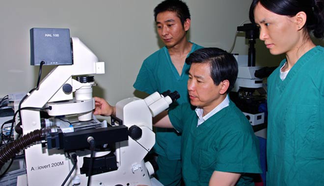 成功實施西南地區(qū)首例試管嬰兒手術(shù)。