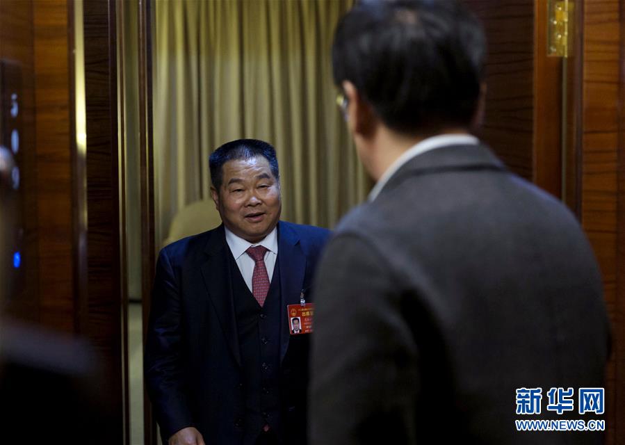 (兩會·圖文互動)(1)一場特殊的會客——人大代表“會見”國家發(fā)改委司長