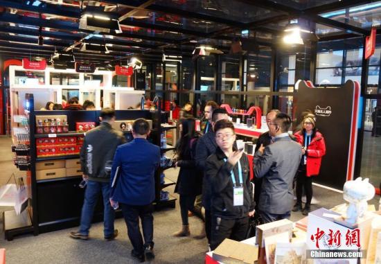 走進(jìn)&ldquo;互聯(lián)網(wǎng)之光&rdquo;博覽會，無人超市是本次展會最大的熱點(diǎn)，顧客可用二維碼進(jìn)入超市，實(shí)現(xiàn)全自動購物。