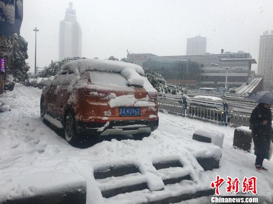 安徽合肥多個公交站被雪壓垮致多人受傷(組圖)