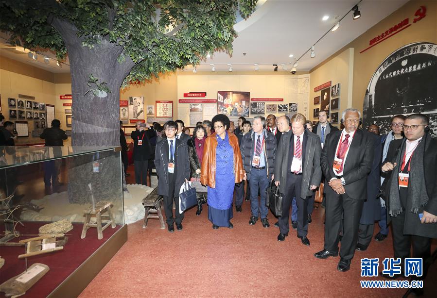 (新華全媒頭條·圖文互動(dòng))(4)全黨來一個(gè)大學(xué)習(xí)——新時(shí)代中國共產(chǎn)黨人的理論自覺