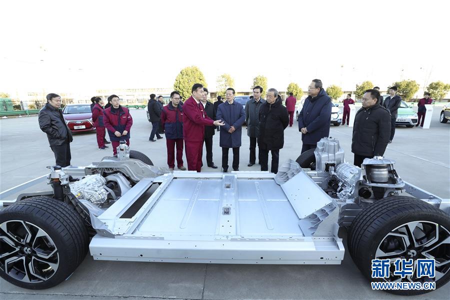 1月9日至10日，國務(wù)院副總理張高麗在安徽調(diào)研推動長江經(jīng)濟(jì)帶發(fā)展工作。這是1月9日，張高麗在江淮汽車股份有限公司了解企業(yè)生產(chǎn)經(jīng)營和參與國際產(chǎn)能合作情況。新華社記者 龐興雷 攝