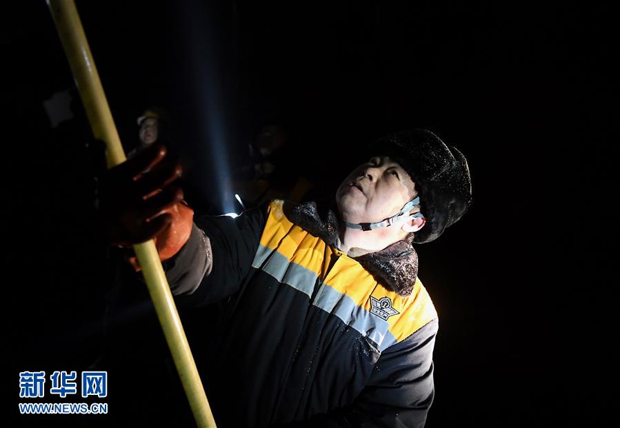 (走基層 聽(tīng)民聲)(8)鐵路守護(hù)者 隧道“打冰人”