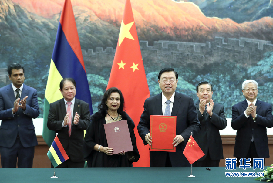 2月2日，全國(guó)人大常委會(huì)委員長(zhǎng)張德江在北京人民大會(huì)堂與毛里求斯國(guó)民議會(huì)議長(zhǎng)哈努曼吉舉行會(huì)談。這是雙方會(huì)談前共同出席中國(guó)全國(guó)人大與毛里求斯國(guó)民議會(huì)合作諒解備忘錄的簽字儀式。新華社記者 龐興雷 攝