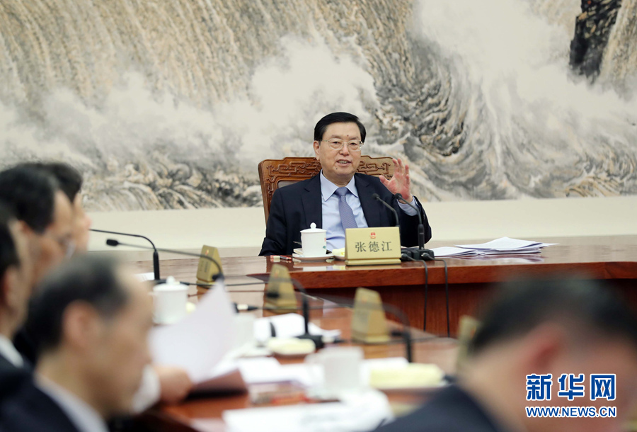 2月11日，十二屆全國人大常委會第一百一十一次委員長會議在北京人民大會堂舉行。會議決定，十二屆全國人大常委會第三十三次會議于2月23日至24日舉行。張德江委員長主持會議。新華社記者 劉衛(wèi)兵 攝