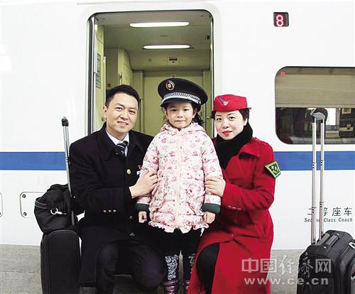 陳剛（左）、肖三英以及女兒陳昱彤的合照。經(jīng)濟(jì)日?qǐng)?bào)-中國(guó)經(jīng)濟(jì)網(wǎng)記者 王軼辰攝