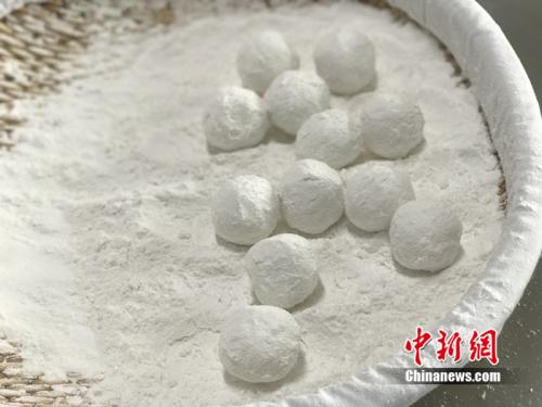 制作元宵時，首先要將餡料做好，沾上水，再投進盛滿糯米粉的笸籮內(nèi)搖。<a target='_blank'  ><p  align=