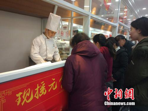 于伯軍的現(xiàn)場展示吸引了不少北京市民圍觀。<a target='_blank'  ><p  align=