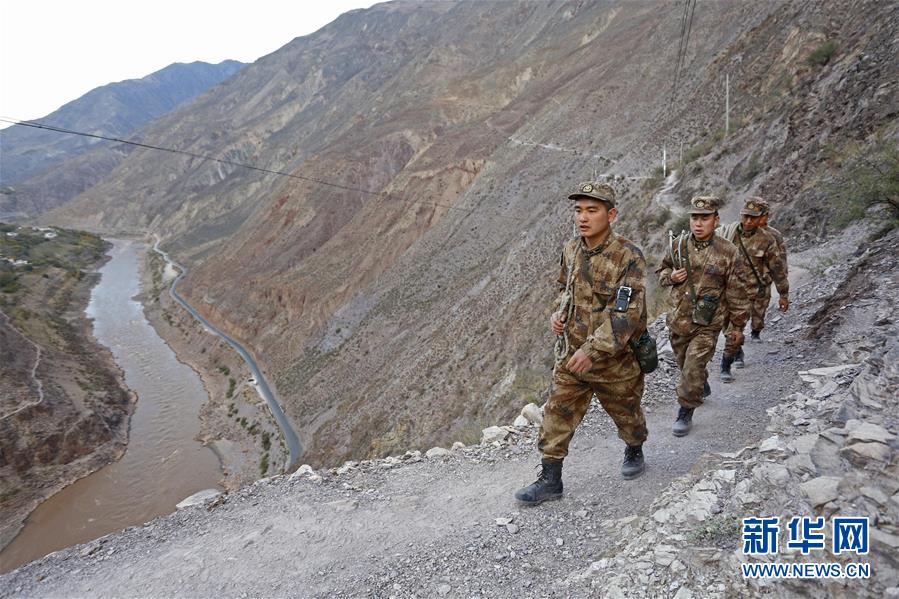 （向奉獻(xiàn)者致敬&middot;圖文互動(dòng)）（1）情注一纜通滇藏&mdash;&mdash;記某信息通信基地四營(yíng)五連連長(zhǎng)翁春芳