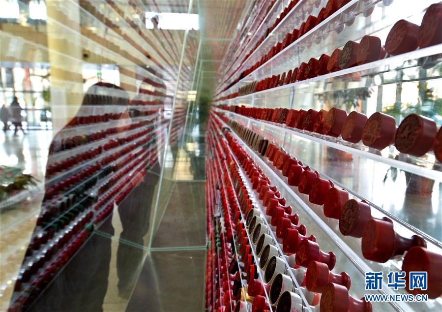 (新華全媒頭條·改革開(kāi)放40年變遷系列述評(píng)·圖文互動(dòng))(7)堅(jiān)強(qiáng)的保障——改革開(kāi)放40年變遷系列述評(píng)政治篇