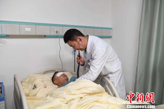 圖為醫(yī)生為杜富國(guó)檢查?！⌒が?攝