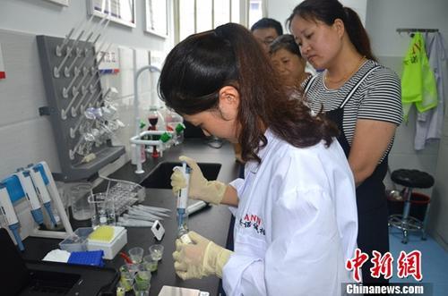 資料圖：工作人員根據(jù)消費者要求現(xiàn)場檢驗，共筑食品安全。<a target='_blank' ><p  align=