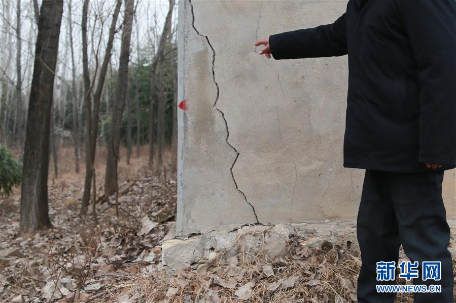 （新華視點(diǎn)&middot;圖文互動(dòng)）（3）挖掘作業(yè)距漢墓中心僅20米，村民住房出現(xiàn)裂縫&hellip;&hellip;&ldquo;造地&rdquo;如何變挖山？