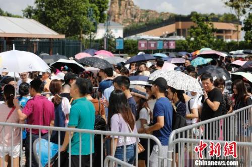 資料圖：游客排隊(duì)等待安檢。殷立勤 攝